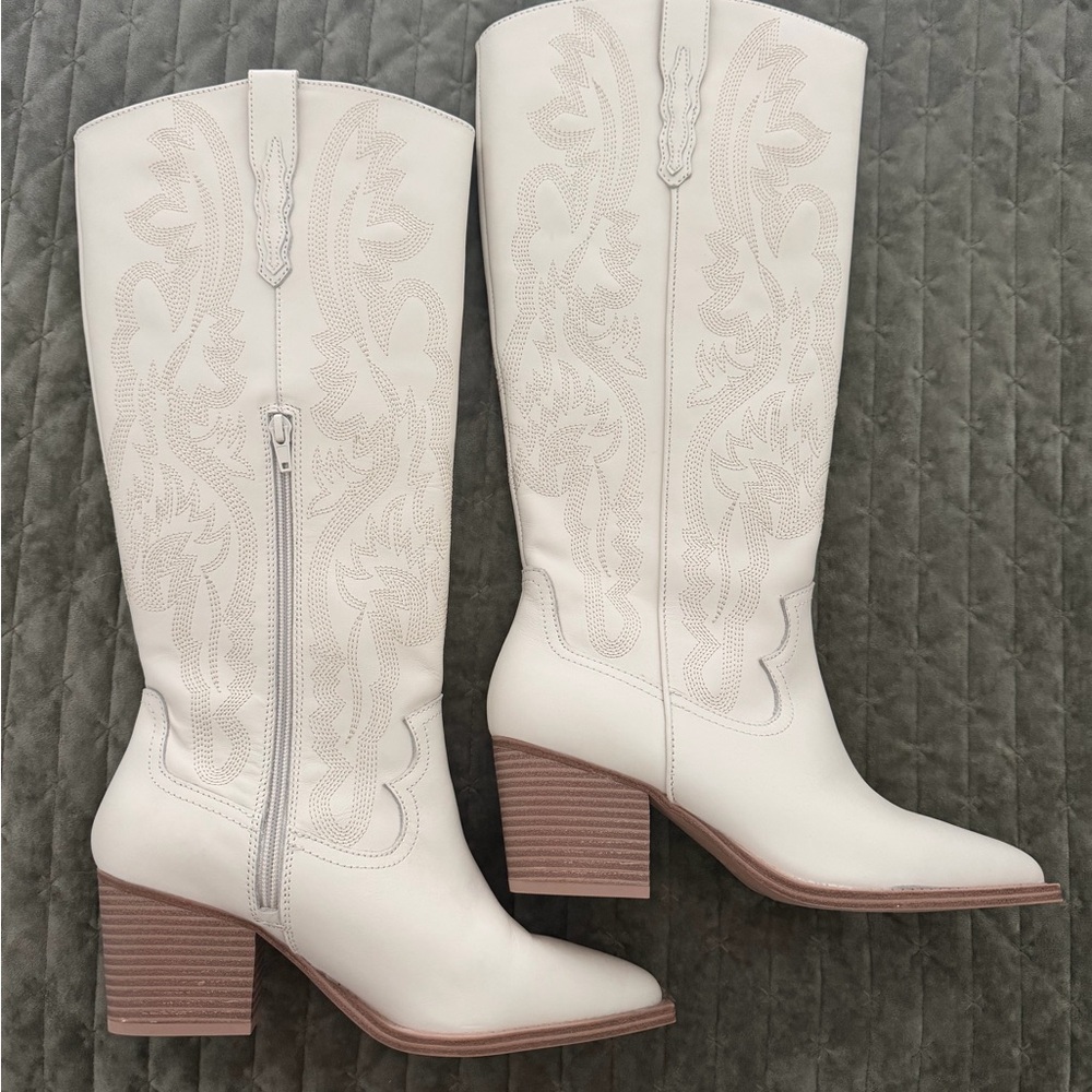 Crown Vintage Cream Heeled Boots with Intricate Design